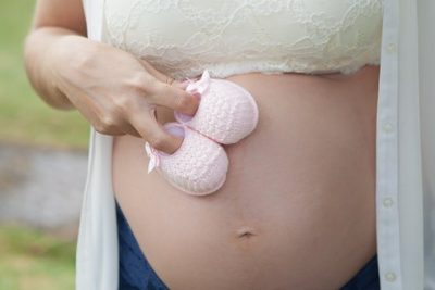 atl: Expertos piden regular maternidad subrogada